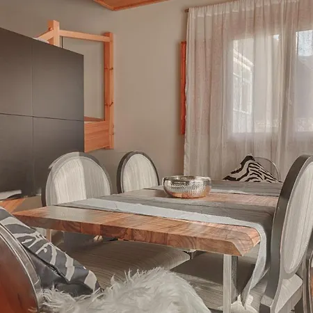 Saplan Real Estate Sarraera 샬레 *
